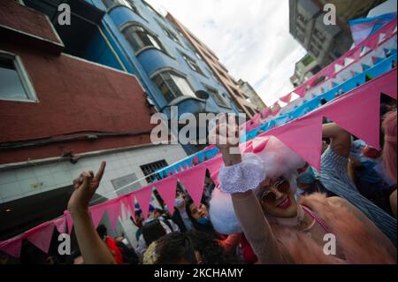Die Mitglieder der Trans-Community feiern und freuen sich über die Musik, als Hunderte von Transgender-Frauen und -Männern am 15. Juli 2021 in Bogota, Kolumbien, gegen Verbrechen gegen die Transgender-Gemeinschaft protestieren. (Foto von Sebastian Barros/NurPhoto) Stockfoto