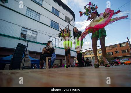 Drag-Künstler übernehmen die Bühne, als Hunderte von Transgender-Frauen und -Männern am 15. Juli 2021 in Bogota, Kolumbien, gegen Verbrechen gegen die Transgender-Gemeinschaft protestieren. (Foto von Sebastian Barros/NurPhoto) Stockfoto