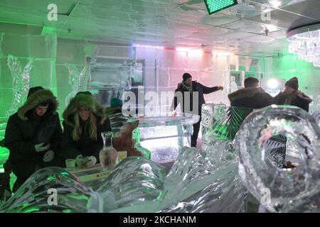 Am 17. Juli 2021 genießen die Menschen Cocktails und Mocktail-Drinks in der below Zero Icebar in Queenstown, Neuseeland. Below Zero Ice Bar ist die größte Eisbar unter nur 2 Eisbars in Neuseeland mit Wänden, Bar, Möbeln, Skulpturen und sogar den Gläsern, die aus über 35 Tönen kristallklarem Eis hergestellt wurden. (Foto von Sanka Vidanagama/NurPhoto) Stockfoto