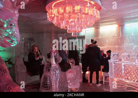 Am 17. Juli 2021 genießen die Menschen Cocktails und Mocktail-Drinks in der below Zero Icebar in Queenstown, Neuseeland. Below Zero Ice Bar ist die größte Eisbar unter nur 2 Eisbars in Neuseeland mit Wänden, Bar, Möbeln, Skulpturen und sogar den Gläsern, die aus über 35 Tönen kristallklarem Eis hergestellt wurden. (Foto von Sanka Vidanagama/NurPhoto) Stockfoto