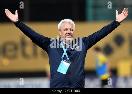 Marius Sumudica Cheftrainer von CFR 1907 Cluj grüßt die Fans nach dem ersten Spiel der Rumänischen Liga 1 gegen den FC Universitatea Craiova (Foto: Flaviu Buboi/NurPhoto) Stockfoto