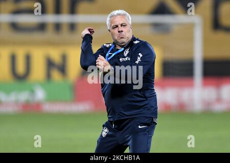 Marius Sumudica Cheftrainer von CFR 1907 Cluj grüßt die Fans nach dem ersten Spiel der Rumänischen Liga 1 gegen den FC Universitatea Craiova (Foto: Flaviu Buboi/NurPhoto) Stockfoto