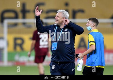 Marius Sumudica Cheftrainer von CFR 1907 Cluj grüßt die Fans nach dem ersten Spiel der Rumänischen Liga 1 gegen den FC Universitatea Craiova (Foto: Flaviu Buboi/NurPhoto) Stockfoto