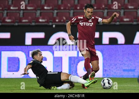 Mario Camora (R) und Radu Negru (L) während des CFR Cluj gegen FC U Craiova 1948, rumänische Liga 1, Dr. Constantin Radulescu Stadium, Cluj-Napoca, Rumänien, 16. Juli 2021 (Foto: Flaviu Buboi/NurPhoto) Stockfoto