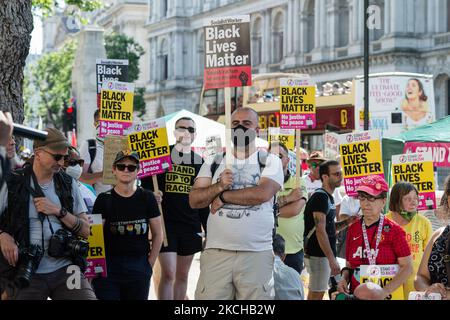 LONDON, GROSSBRITANNIEN - 17. JULI 2021: Vor der Downing Street protestieren Menschen in Solidarität mit den englischen Fußballspielern Marcus Rashford, Jadon Sancho und Bukayo Saka, die nach dem Strafstoß beim EM 2020-Finale am 17. Juli 2021 in London, England, rassistisch missbraucht wurden. (Foto von Wiktor Szymanowicz/NurPhoto) Stockfoto