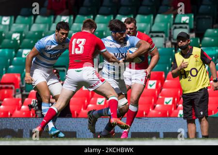 Rodrigo Bruni (Argentinien) Nick Tompkins (Wales) kämpft im Rahmen des Sommer-Internationals-Spiels 2021 zwischen Wales und Argentinien im Fürstentum Stadium um den Ball. (Foto von Federico Guerra Moran/NurPhoto) Stockfoto