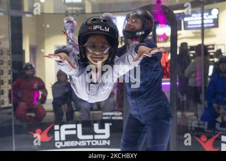 Ein Fluglehrer unterrichtet Minudi Menulya, 5, während einer Indoor-Fallschirmsprungstunde in einem Windkanal im iFLY Indoor-Fallschirmsprungzentrum in Queenstown, Neuseeland, am 18. Juli 2021, wie man in einem Windkanal fliegt. Queenstowns erstes Indoor-Skydive-Center iFly wurde von US-amerikanischen Eigentümern an den Tourismusbetreiber Matt Wong in Queenstown verkauft. (Foto von Sanka Vidanagama/NurPhoto) Stockfoto