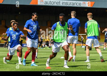 Forest-Spieler wärmen sich vor dem Anpfiff beim Freundschaftsspiel vor der Saison zwischen Port Vale und Nottingham Forest im Vale Park, Burslem, am Samstag, 17.. Juli 2021 auf. (Foto von Jon Hobley/MI News/NurPhoto) Stockfoto