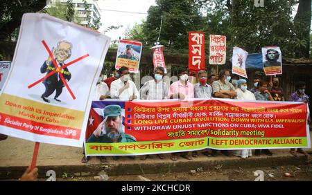 Die Linke Demokratische Allianz, ein Zusammenschluss von neun linken politischen Parteien, veranstaltet am 18. Juli 2021 in Dhaka, Bangladesch, eine Kundgebung vor dem Nationalen Presseclub, um ihre Solidarität mit dem sozialistischen Kuba und gegen die "US-Aggression" gegen die sozialistische Regierung Kubas auszudrücken. (Foto von Sony Ramany/NurPhoto) Stockfoto