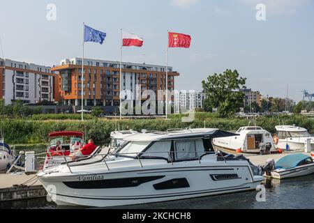 Luxus-Motorboote und -Yachten, die vor der EU in der Danziger Marina vor Anker liegen, polnische und Danziger Stadtflaggen sind am 18. Juli 2021 in Danzig, Polen, zu sehen (Foto: Michal Fludra/NurPhoto) Stockfoto