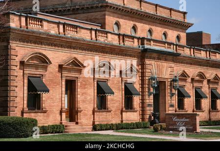 Hiram Walker und Sons Canadian Club Hauptgebäude in Windsor, Ontario, Kanada. Das Hauptbüro von Hiram Walker and Sons Limited ist ein prächtiges Gebäude im italienischen Renaissance-Stil aus rotem Backstein und Terrakotta aus dem späten 19.. Jahrhundert und liegt am Detroit River. Hiram Walker war ein prominenter amerikanischer Destiller, der vor allem für seine Whisky-Firma Canadian Club bekannt ist, ein Whisky, der ein Synonym für Hiram Walker and Sons ist. Heute, mit 37 Fermentern, rühmt sich das Unternehmen als Nordamerikas größte Brennerkapazität – 180.000 Liter Alkohol (Wodka, Rum und Whisky) täglich, fünf Tage pro Tag Stockfoto