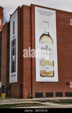 Hiram Walker und Sons Brennerei Gebäude in Windsor, Ontario, Kanada. Hiram Walker war ein prominenter amerikanischer Destiller, der vor allem für seine Whisky-Firma Canadian Club bekannt ist, ein Whisky, der ein Synonym für Hiram Walker and Sons ist. Heute verfügt das Unternehmen mit 37 Fermentern über die größte Brennerkapazität Nordamerikas – 180.000 Liter Alkohol (Wodka, Rum und Whisky) täglich, fünf Tage die Woche. (Foto von Creative Touch Imaging Ltd./NurPhoto) Stockfoto