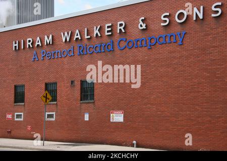 Hiram Walker und Sons Brennerei Gebäude in Windsor, Ontario, Kanada. Hiram Walker war ein prominenter amerikanischer Destiller, der vor allem für seine Whisky-Firma Canadian Club bekannt ist, ein Whisky, der ein Synonym für Hiram Walker and Sons ist. Heute verfügt das Unternehmen mit 37 Fermentern über die größte Brennerkapazität Nordamerikas – 180.000 Liter Alkohol (Wodka, Rum und Whisky) täglich, fünf Tage die Woche. (Foto von Creative Touch Imaging Ltd./NurPhoto) Stockfoto