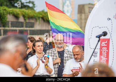 In Danzig sind die LGBT-Bewegung und Jacek Jesionek, der Vorsitzende des Vereins Tolerado, mit der LGBTQ-Bewegung, zu sehen. Polen am 17. Juli 2021 Tour die Verfassung ist ein Ereignis, das die polnische Verfassung fördert und die Wiederherstellung der Rechtsstaatlichkeit in einem parlament fordert, das von der autoritären Regierung für Recht und Gerechtigkeit (PiS) regiert wird (Foto: Michal Fludra/NurPhoto) Stockfoto