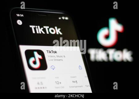 Das TikTok-App-Logo im App Store ist mit dem TikTok-Logo im Hintergrund auf diesem Bild zu sehen, das am 18. Juli 2021 in Krakau, Polen, aufgenommen wurde. (Photo Ilustration von Jakub Porzycki/NurPhoto) Stockfoto