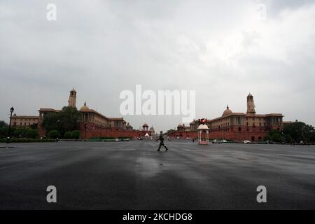Ein Sicherheitspersonal geht am 18. Juli 2021 nach einem leichten Regenschauer auf den Raisina-Hügeln in Neu-Delhi, Indien, an Rajpath vorbei. (Foto von Mayank Makhija/NurPhoto) Stockfoto