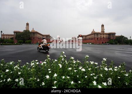 Ein Sicherheitspersonal fährt am 18. Juli 2021 nach einem leichten Regenschauer auf den Raisina-Hügeln in Neu-Delhi, Indien, an Rajpath vorbei. (Foto von Mayank Makhija/NurPhoto) Stockfoto