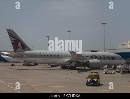 Qatar Airways Boeing 787 Dreamliner Flugzeuge wie gesehen geparkt am Internationalen Flughafen Athen ATH LGAV in der griechischen Hauptstadt. Das Flugzeug 787-8 hat die Registrierung A7-BCA und wird von 2x GE-Düsenmotoren angetrieben. Qatar Airways die staatliche katarische Flaggengesellschaft QTR QR verbindet täglich Doha und den Nahen Osten mit Athen. Das Flugzeug steht vor dem Terminal, verbunden an einer Luftbrücke, neben dem Airbus A320neo von Aegean Airlines und dem Kontrollturm. Die Anzahl der Passagiere im Weltluftverkehr sank aufgrund der Reisebeschränkungen, Sicherheitsmaßnahmen wie Sperren, Quarantäne usw. während des er Stockfoto