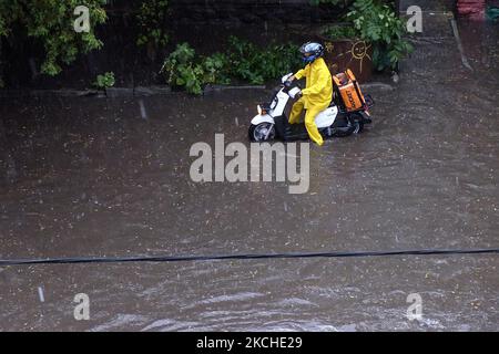 Lebensmittelkurier auf einer überfluteten Straße während eines heftigen Regenguß in Kiew, Ukraine. 19. Juli 2021 (Foto von Maxym Marusenko/NurPhoto) Stockfoto