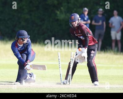 Tom Simmons von Wanstead cc wird von Thomas Moore von Brentwood cc während des Dukes Essex T20 Wettbewerbs - Finale zwischen Wanstead und Snaresbrook CC und Brentwood CC im Toby Howe Cricket Club, Billericay am 18.. Juli , 2021 herausgekitzelt (Foto by Action Foto Sport/NurPhoto) Stockfoto