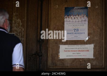 Am Eingang der Abtei Saint Martin de Mondaye steht ein Schild mit der Aufschrift „Tragen einer Maske ist obligatorisch“. Am Montag, den 19. Juli 2021, in Juaye-Mondaye, Calvados, Normandie, Frankreich. (Foto von Artur Widak/NurPhoto) Stockfoto