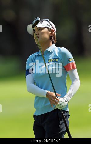 Na Yeon Choi aus Südkorea beobachtet ihren Fairway-Schuss auf das dritte Loch während der Finalrunde des Dow Great Lakes Bay Invitational am Samstag, den 17. Juli 2021, im Midland Country Club in Midland, Michigan. (Foto von Jorge Lemus/NurPhoto) Stockfoto