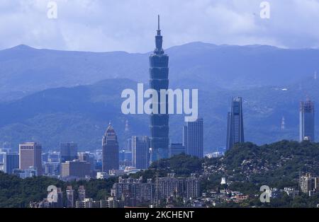 Taipei 101, ein Wahrzeichen der Hauptstadt Taiwans, hat angekündigt, dass die Insel am 20. Juli 2021 in Taipei, Taiwan, ein „taiwanesisches Repräsentationsbüro“ in Litauen eröffnen will. Nach der Spende von Impfstoffen aus Litauen wird die Insel, die China als ihre Souveränität ansieht, ihre Beziehungen mit dem baltischen Staat und anderen mitteleuropäischen Ländern ausbauen, so der taiwanesische Außenminister Joseph Wu angesichts steigender politischer und militärischer Bedrohungen aus Peking. (Foto von Ceng Shou Yi/NurPhoto) Stockfoto