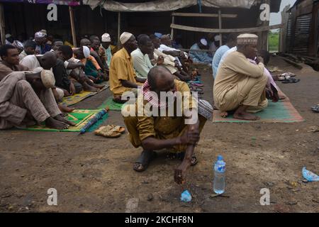 Ein Mann führt die rituellen Waschungen vor dem Gebet in der kara-Viehmarkt-Moschee am ersten Tag der Feier des Eid-al-Adha-Feiertages im Bundesstaat Ogun, Nigeria, am 20. Juli 2021 durch. Eid al-Adha ist der heiligste der beiden muslimischen Feiertage, die jedes Jahr auf der ganzen Welt gefeiert werden, es markiert die jährliche muslimische Pilgerfahrt (Hadsch) nach Mekka, dem heiligsten Ort im Islam. Muslime auf der ganzen Welt schlachten ein Opfertier und teilten das Fleisch in drei Teile auf: Einen für die Familie, einen für Freunde und Verwandte und einen für die Armen und Bedürftigen. Stockfoto