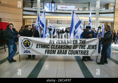 Mitglieder der Jewish Defence League und lokale Rabbiner veranstalten am 04. März 2009 an einer kanadischen Universität in Toronto, Ontario, Kanada, eine Protestdemonstration gegen palästinensische Studenten, die die israelische Apartheid-Woche fördern. (Foto von Creative Touch Imaging Ltd./NurPhoto) Stockfoto