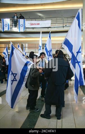 Mitglieder der Jewish Defence League und lokale Rabbiner veranstalten am 04. März 2009 an einer kanadischen Universität in Toronto, Ontario, Kanada, eine Protestdemonstration gegen palästinensische Studenten, die die israelische Apartheid-Woche fördern. (Foto von Creative Touch Imaging Ltd./NurPhoto) Stockfoto