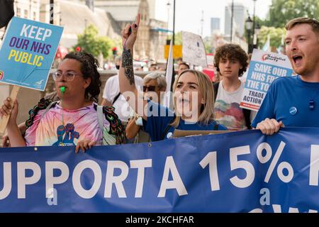 LONDON, GROSSBRITANNIEN – 20. JULI 2021: NHS-Mitarbeiter, Gewerkschaftsmitglieder und Gesundheitsaktivisten nehmen an einem protestmarsch durch das Zentrum von London Teil, bei dem eine Gehaltserhöhung von 15 % für Gesundheitshelfer gefordert wird, bevor sie am 20. Juli 2021 in London, England, eine Petition mit 800.000 Unterschriften an die Downing Street übergeben. Das Ministerium für Gesundheit und soziale Betreuung hat empfohlen, dass die Beschäftigten des Gesundheitswesens in England in diesem Jahr trotz des beispiellosen Drucks, den die Gesundheitsfachkräfte während der Coronavirus-Pandemie ausübten, eine Gehaltserhöhung von 1 % erhalten sollten. (Foto von Wiktor Szymanowicz/NurPhoto) Stockfoto