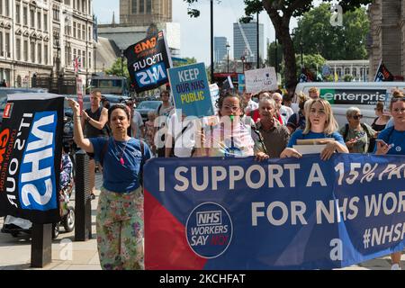 LONDON, GROSSBRITANNIEN – 20. JULI 2021: NHS-Mitarbeiter, Gewerkschaftsmitglieder und Gesundheitsaktivisten nehmen an einem protestmarsch durch das Zentrum von London Teil, bei dem eine Gehaltserhöhung von 15 % für Gesundheitshelfer gefordert wird, bevor sie am 20. Juli 2021 in London, England, eine Petition mit 800.000 Unterschriften an die Downing Street übergeben. Das Ministerium für Gesundheit und soziale Betreuung hat empfohlen, dass die Beschäftigten des Gesundheitswesens in England in diesem Jahr trotz des beispiellosen Drucks, den die Gesundheitsfachkräfte während der Coronavirus-Pandemie ausübten, eine Gehaltserhöhung von 1 % erhalten sollten. (Foto von Wiktor Szymanowicz/NurPhoto) Stockfoto