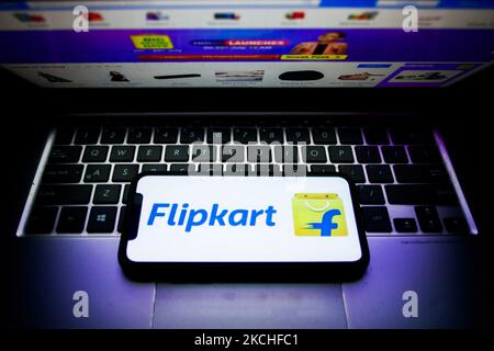 Das Flipkart-Logo, das auf einem Telefonbildschirm angezeigt wird, und die Flipkart-Website, die auf einem Laptop-Bildschirm angezeigt wird, sind auf dieser Illustration zu sehen, die am 20. Juli 2021 in Krakau, Polen, aufgenommen wurde. (Foto von Jakub Porzycki/NurPhoto) Stockfoto