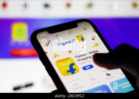 Das Flipkart-Logo im App Store, das auf einem Telefonbildschirm angezeigt wird, und die Flipkart-Website, die im Hintergrund angezeigt wird, sind auf diesem Illustrationsfoto zu sehen, das am 20. Juli 2021 in Krakau, Polen, aufgenommen wurde. (Foto von Jakub Porzycki/NurPhoto) Stockfoto