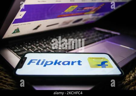 Das Flipkart-Logo, das auf einem Telefonbildschirm angezeigt wird, und die Flipkart-Website, die auf einem Laptop-Bildschirm angezeigt wird, sind auf dieser Illustration zu sehen, die am 20. Juli 2021 in Krakau, Polen, aufgenommen wurde. (Foto von Jakub Porzycki/NurPhoto) Stockfoto