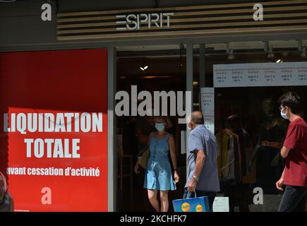 Unterschreiben Sie „Gesamtabfertigung vor Beendigung der Aktivität“ im Esprit Store-Fenster in Caen-Mitte. Am Mittwoch, den 20. Juli 2021, in Caen, Calvados, Normandie, Frankreich. (Foto von Artur Widak/NurPhoto) Stockfoto