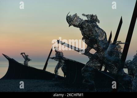 Eine Teilansicht des 'D-Day 75 Garden', der die Geschichte aus der Sicht eines älteren Normandie-Veteranen, Bill Pendell, erzählt, der bei einem Sonnenuntergang in der Nähe von Arromanches gesehen wurde. Am Mittwoch, den 20. Juli 2021, in Arromanches, Calvados, Normandie, Frankreich. (Foto von Artur Widak/NurPhoto) Stockfoto