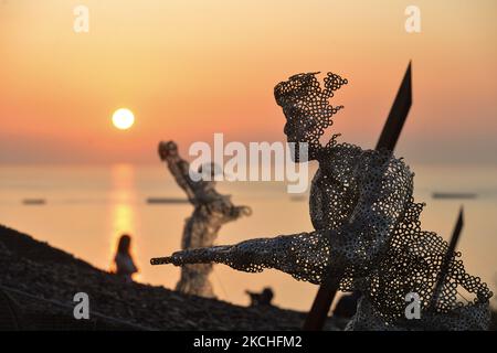 Eine Teilansicht des 'D-Day 75 Garden', der die Geschichte aus der Sicht eines älteren Normandie-Veteranen, Bill Pendell, erzählt, der bei einem Sonnenuntergang in der Nähe von Arromanches gesehen wurde. Am Mittwoch, den 20. Juli 2021, in Arromanches, Calvados, Normandie, Frankreich. (Foto von Artur Widak/NurPhoto) Stockfoto