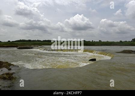 Der Ajay-Fluss fließt durch Bolpur, Westbengalen, Indien, 17. Juli 2021. Der Ajay River ist ein großer Fluss in Jharkhand und Westbengalen. Sie entspringt in den niedrigen Hügeln bei Deoghar im Bezirk Santhal Pargana von Jhakhand und fließt in südöstlicher Richtung durch den Bezirk Monghyr und die Bezirke Birbhum und Burdwan in Westbengalen. Schließlich fällt der Fluss in den Bhagirathi-Fluss bei Katwa etwa 216 km oberhalb von Kalkutta. (Foto von Indranil Aditya/NurPhoto) Stockfoto