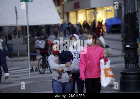 Menschen mit einer Gesichtsmaske laufen am 20. Juli 2021 inmitten der Covid-19-Pandemie in Sao Paulo, Brasilien. (Foto von Cris FAGA/NurPhoto) Stockfoto