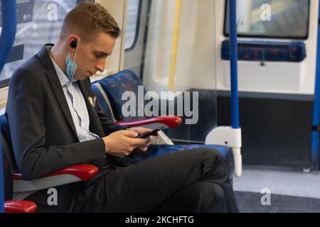 Mitglieder des öffentlichen Nahverkehrs nutzen öffentliche Verkehrsmittel in und um London, Großbritannien am Montag, den 19.. Juli 2021, werden die so genannten Freedom Day as Covid 19-Beschränkungen aufgehoben. Obwohl Gesichtsmasken für Londoner Züge und Busse im Verkehr immer noch obligatorisch sind, wurden einige Pendler ohne eine beobachtet. (Foto von Tejas Sandhu/MI News/NurPhoto) Stockfoto