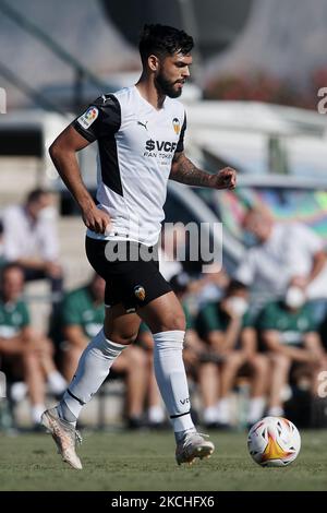 Omar Alderete aus Valencia kontrolliert den Ball während des Vorsaison-Freundschaftsspiel zwischen Valencia CF und Villarreal CF im Oliva Nova Beach & Golf Resort am 16. Juli 2021 in Oliva, Spanien. (Foto von Jose Breton/Pics Action/NurPhoto) Stockfoto