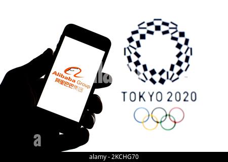 In dieser Abbildung ist ein Alibaba Group Logo auf einem Smartphone mit einem Tokyo 2020 Olympic Games Logo im Hintergrund zu sehen. (Foto von DAX Images/NurPhoto) Stockfoto