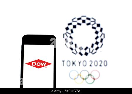 Auf dieser Fotobilder ist das Logo der Dow Chemical Company zu sehen, das auf einem Smartphone mit einem Logo der Olympischen Spiele von Tokio 2020 im Hintergrund angezeigt wird. (Foto von DAX Images/NurPhoto) Stockfoto