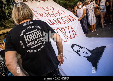 Zwanzig Jahre nach den G8 und der brutalen Unterdrückung der Globalisierungsbewegung versammelten sich am 20. Juli 2021 Menschen auf der Piazza Alimonda in Turin, Italien, Wo Carlo Giuliani bei einer pazifischen Demonstration getötet wurde. Das ist Teil von Initiativen und Ereignissen zum 20. Jahrestag der Genua G8, die im Juli 2001 stattfand, als die Anti-Globalisierungsbewegung von der Polizei gewaltsam unterdrückt wurde und der junge Aktivist Carlo Giuliani getötet wurde. (Foto von Mauro Ujetto/NurPhoto) Stockfoto