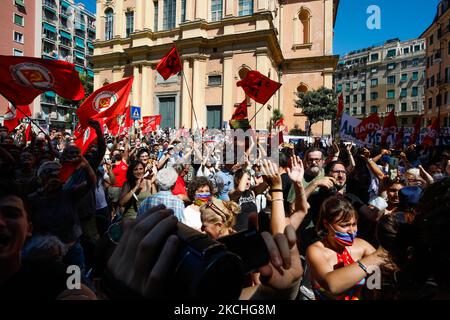 Zwanzig Jahre nach den G8 und der brutalen Unterdrückung der Globalisierungsbewegung versammelten sich am 20. Juli 2021 Menschen auf der Piazza Alimonda in Turin, Italien, Wo Carlo Giuliani bei einer pazifischen Demonstration getötet wurde. Das ist Teil von Initiativen und Ereignissen zum 20. Jahrestag der Genua G8, die im Juli 2001 stattfand, als die Anti-Globalisierungsbewegung von der Polizei gewaltsam unterdrückt wurde und der junge Aktivist Carlo Giuliani getötet wurde. (Foto von Mauro Ujetto/NurPhoto) Stockfoto