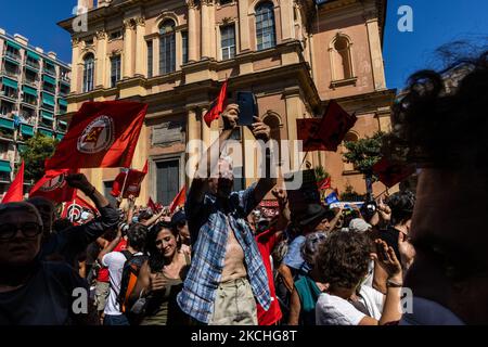 Zwanzig Jahre nach den G8 und der brutalen Unterdrückung der Globalisierungsbewegung versammelten sich am 20. Juli 2021 Menschen auf der Piazza Alimonda in Turin, Italien, Wo Carlo Giuliani bei einer pazifischen Demonstration getötet wurde. Das ist Teil von Initiativen und Ereignissen zum 20. Jahrestag der Genua G8, die im Juli 2001 stattfand, als die Anti-Globalisierungsbewegung von der Polizei gewaltsam unterdrückt wurde und der junge Aktivist Carlo Giuliani getötet wurde. (Foto von Mauro Ujetto/NurPhoto) Stockfoto