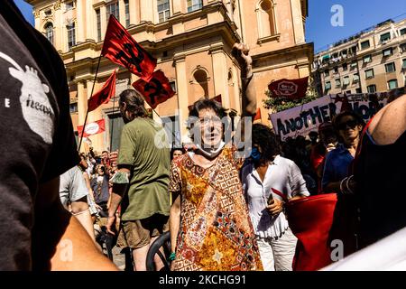 Zwanzig Jahre nach den G8 und der brutalen Unterdrückung der Globalisierungsbewegung versammelten sich am 20. Juli 2021 Menschen auf der Piazza Alimonda in Turin, Italien, Wo Carlo Giuliani bei einer pazifischen Demonstration getötet wurde. Das ist Teil von Initiativen und Ereignissen zum 20. Jahrestag der Genua G8, die im Juli 2001 stattfand, als die Anti-Globalisierungsbewegung von der Polizei gewaltsam unterdrückt wurde und der junge Aktivist Carlo Giuliani getötet wurde. (Foto von Mauro Ujetto/NurPhoto) Stockfoto