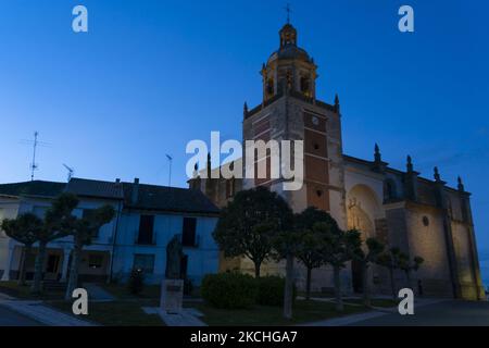 Nachtansicht der Kirche von San Andres, einer der ältesten Pfarreien in der Stadt Carrión de los Condes (Palencia), es ist bekannt als 'die Kathedrale von Carrión' AAS DE LOS CONDES -PALENCIA-SPAIN 07-19-2021 (Foto von Joaquin Gomez Sastre/NurPhoto) Stockfoto