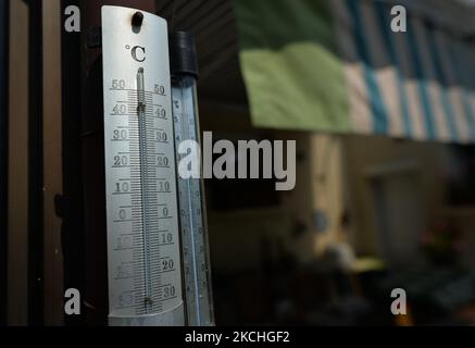 Das Thermometer zeigt eine Temperatur von fast 40 Grad Celsius in der Sonne an. Am Mittwoch, den 21. Juli 2021, in Bayeux, Calvados, Normandie, Frankreich. (Foto von Artur Widak/NurPhoto) Stockfoto